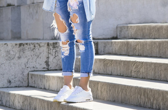 ragazza con jeans strappati