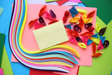 Obraz premium Желтое напоминание и квиллинг на разноцветном бумажном фоне 