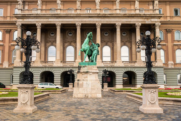 Obraz premium Horse statue Royal palace in Budapest