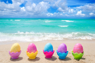 Obraz na płótnie Canvas Easter eggs on the beach