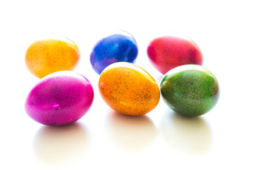 Wielkanocne kolorowe pisanki na białym tle.