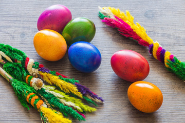 Wielkanocne kolorowo malowane jajka oraz świąteczne dekoracje.