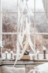 Dekoration im Boho-Stil. Weiße Federn, Kerzen © kavoons