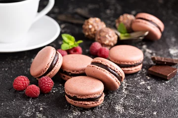 Fototapeten French Macarons aus Schokolade und Himbeere mit Ganache-Füllung © fahrwasser