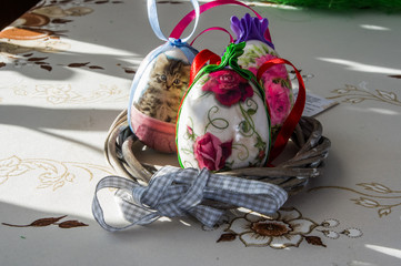 wielkanocne pisanki na świątecznym stole, decoupage świąteczny © Krzysztof Matloch