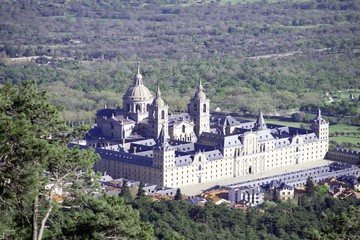 Fototapeta na wymiar Monasterio de San Lorenzo de El Escorial, visto desde el monte Abantos. Comunidad de Madrid. España
