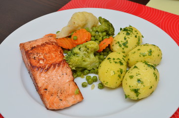 Lachs mit Gem&uuml;se