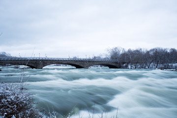 Obraz premium River and Bridge - Day Long Exposure