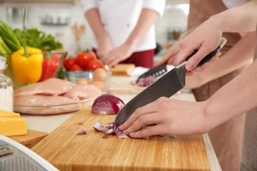 Photo sur Plexiglas Cuisinier Les gens coupant l& 39 oignon aux cours de cuisine