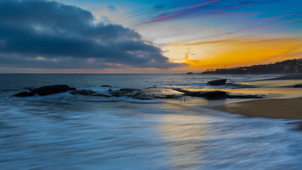 Obraz premium Waves Over The Rocks