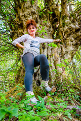 Femme devant le vieil arbre