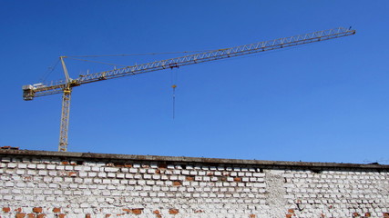 Gru del cantiere edile - muro esistente
