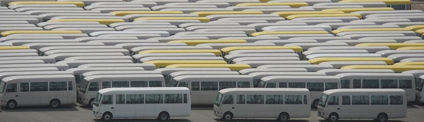 viele parkende Busse