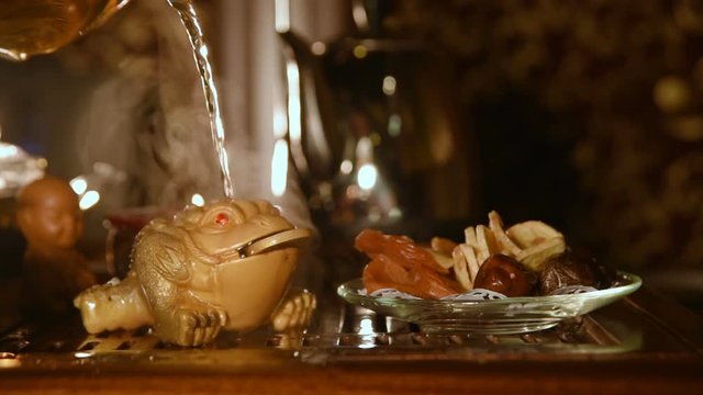 Tea figurine money toad changing color from water temperature