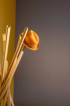 Sombrero naranja en el prechero