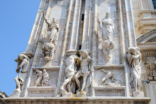 Esculturas de m&aacute;rmol en la fachada de la Catedral (Duomo ) de Milan , Italia
