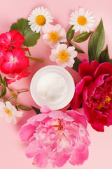 Obraz na płótnie Canvas cosmetic creams with pink flowers