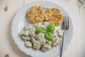 Semmelknödel mit Champignonsauce 