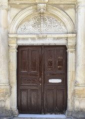 Fototapeta na wymiar Old wooden brown door in Rethymnon. Greece