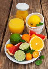 Fototapeta na wymiar Juice and fresh citrus fruits