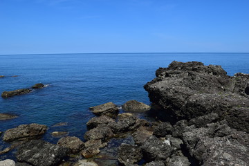 庄内海岸 ／ 奇岩怪石の磯が続く、山形県庄内海岸の岩場風景です。