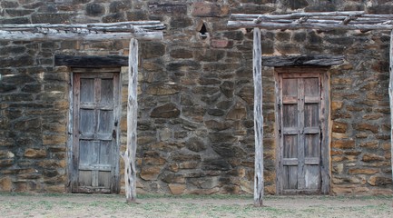 Alte Hausmauer mit Holztüren