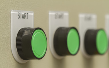 Green start buttons.