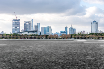 Obraz premium traffic road through modern city in Shanghai, China.