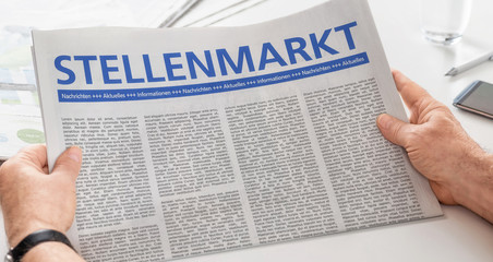 Mann liest Zeitung - Stellenmarkt
