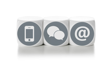 Buchstabenwürfel auf weißem Hintergrund - Erreichbarkeit