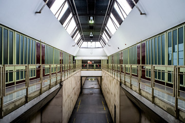 Obraz premium Opuszczony korytarz biurowy w londyńskim biurowcu z brutalną architekturą