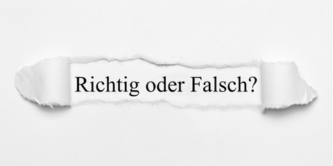 Richtig oder Falsch? auf weißen gerissenen Papier