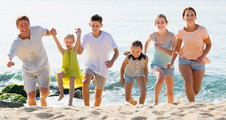 Large positive family of six people running together