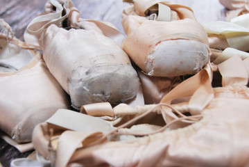 Old ballet shoes for classical dance-stare pointy do tanca klasycznego - obrazy, fototapety, plakaty