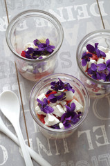 Erdbeer-Schicht-Dessert mit Vanillecreme, Baiser und Veilchen