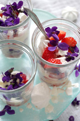 Erdbeer-Schicht-Dessert mit Vanillecreme, Baiser und Veilchen