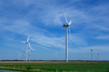 Windräder in der Landschaft