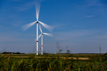 Ein Paar Windräder