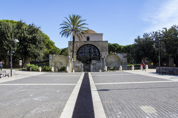 Fototapeta na wymiar CAGLIARI: piazzale antistante la Chiesa di San Saturnino - Sardegna