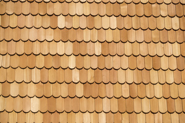 Fassade eines Hauses mit Holzschindeln