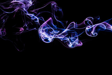 Linie energii. Abstrakcyjne kształty z dymu. Ulotne kształty i kolory symbolizujące przepływ energii. - obrazy, fototapety, plakaty