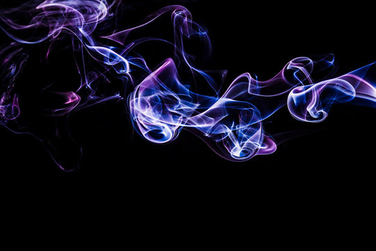 Fototapeta Linie energii. Abstrakcyjne kształty z dymu. Ulotne kształty i kolory symbolizujące przepływ energii.