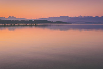 Morgendämmerung am Chiemsee in Bayern, Deutschland
