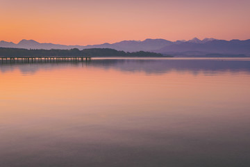 Fototapeta premium Morgendämmerung am Chiemsee in Bayern, Deutschland