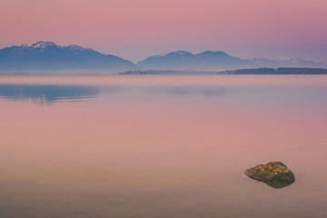 Morgendämmerung am Chiemsee in Bayern, Deutschland