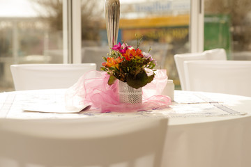Obraz premium Tischdekoration mit Blumen und weißer Tischdecke