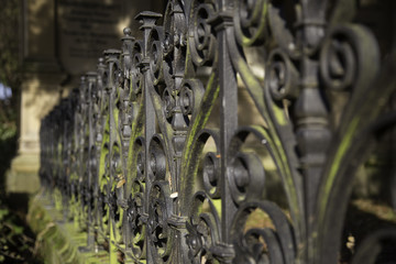 Schmiedeeiserner Zaun auf einem Friedhof in Mainz