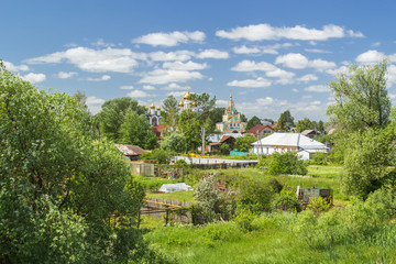 Fototapeta na wymiar Вид на дома и Никольский женский монастырь в Переславле-Залесском