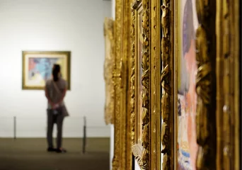 Fotobehang Girl looks at a painting at the Museum of Art © irairopa
