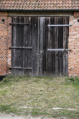 Grosses braunes Scheunentor  mit Auffahrt